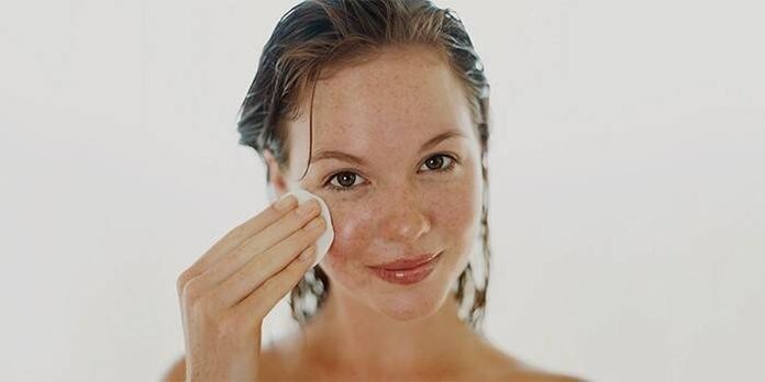 appliquer de l'huile sur la peau du visage pour le rajeunissement