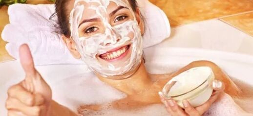 Masque facial avec crème ou crème sure